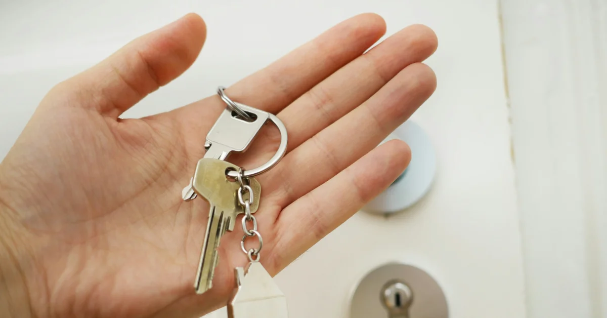 Schlüsselübergabe bei Immobilienverkauf ohne Makler - Sicherer Eigentumswübergang